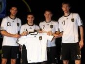 I calciatori tedeschi mostrano la nuova maglia I calciatori tedeschi mostrano la nuova maglia