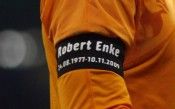 Lutto al braccio per la morte di Enke Lutto al braccio per la morte di Enke