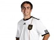Lahm con la nuova maglia tedesca Lahm con la nuova maglia tedesca