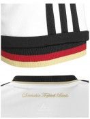 Un particolare della manica e il retro del colletto Un particolare della manica con i colori della bandiera tedesca