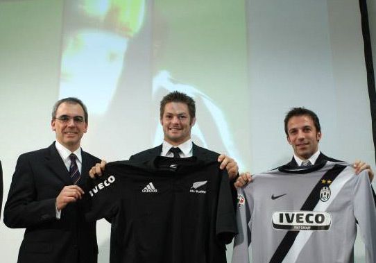 Lo sponsor Iveco anche sulla maglia degli All Blacks