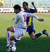 Giocatori in azione durante Padova-Hellas Verona