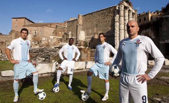 La maglia della Lazio ai fori imperiali