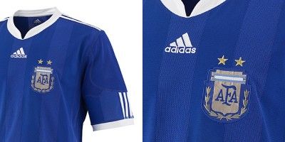 Alcuni scatti ravvicinati della nuova maglia dell'Argentina