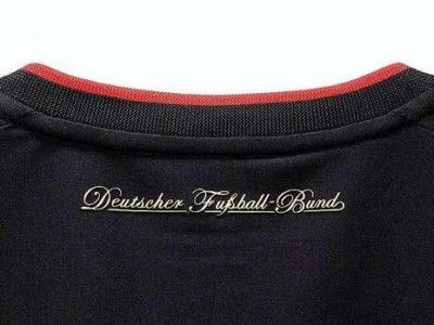 La scritta sul retro del colletto Deutscher Fussball-Bund
