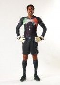 Gigi Buffon con la maglia grigia da portiere
