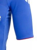 Un particolare della manica con bordo rosso