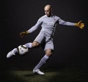 Reina indossa il nuovo kit da portiere