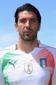 Buffon con la maglia bianca della Puma