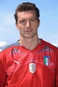De Sanctis con la maglia rossa della Puma