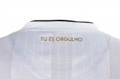 Tu ès orgulho, ricamato dietro il colletto