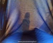 Il tessuto della maglia in controluce