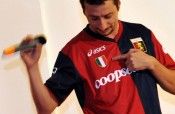 Luca Bizzarri durante la presentazione delle maglie del Genoa