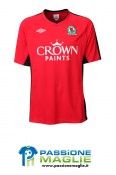 La maglia da trasferta del Blackburn Rovers, rossa con inserti neri Seconda maglia Blackburn 2010-2011