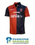 La prima divisa rossoblù del Cagliari firmata Macron Prima maglia Cagliari 2010-2011