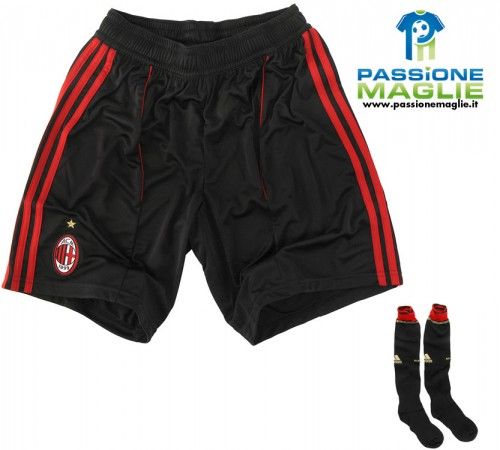 Pantaloncini e calzettoni neri per la terza divisa del Milan