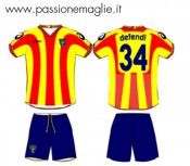 Il disegno Asics della prima maglia del Lecce 2010-11 Disegno maglia Lecce home