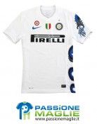 Bianca con il biscione sul fianco, è la seconda casacca dell'Inter Seconda maglia Inter 2010-2011