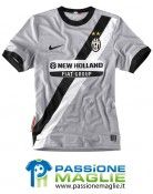 La terza maglia della Juventus riprende quella da trasferta dello scorso anno Terza maglia Juventus 2010-2011