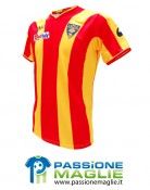 Onde giallorosse sulla prima divisa del Lecce Prima maglia Lecce 2010-2011