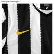 Il logo Nike in giallo ricamato sulla parte destra della maglia Logo Nike giallo ricamato