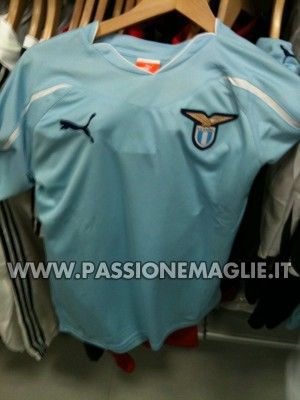 Una foto della nuova maglia della Lazio Maglia Lazio Puma 2010-2011