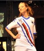 Maglia bianca da trasferta della Sampdoria con la banda diagonale Seconda maglia bianca Sampdoria 2010-11
