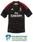 La terza divisa del Milan 2010-2011: nera con pistripes rosse Terza maglia Milan 2010-11 Adidas