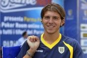 Il nuovo stemma del Parma per le maglie 2010-2011 Paloschi con la t-shirt da passeggio