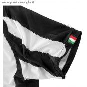 Un particolare della manica con il tricolore italiano Manica maglia Juventus