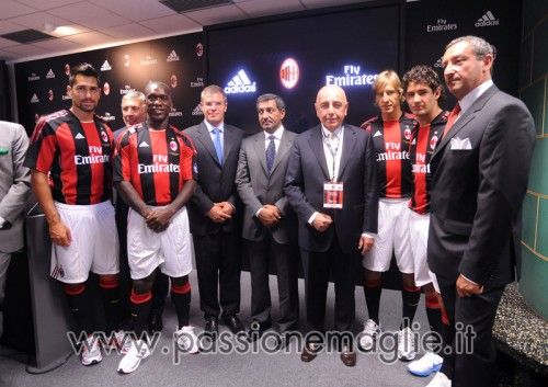 Foto di gruppo alla presentazione della nuova maglia a Malpensa