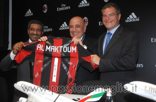 Galliani mostra la nuova maglia del Milan regalata allo sceicco