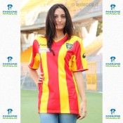 La prima maglia del Lecce per il 2010-2011 firmata Asics Prima maglia Lecce 2010-11