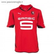 La prima maglia del Rennes realizzata dalla Puma di colore rosso Maglia home Rennes 2010-2011