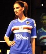 La prima maglia blu della Sampdoria per l'Europa 2010-11 Prima maglia Sampdoria blu 2010-11