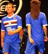 La maglia blu della Sampdoria vista anche sul retro Parte posteriore maglia Sampdoria