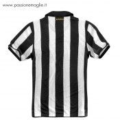 La nuova maglia Nike della Juve vista da dietro Retro maglia Juventus 2010-11