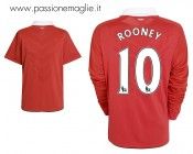 La nuova maglia del Manchester vista da dietro con la V nel tessuto Retro divisa Manchester 2010-11