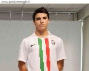 La seconda maglia della Juventus 2010-2011 con il tricolore italiano Seconda maglia Juventus 2010-2011