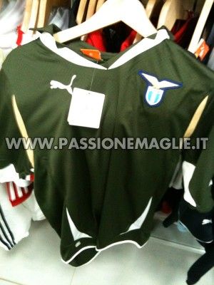 La seconda maglia della Lazio in una fotografia scattata in negozio Seconda maglia Lazio 2010-2011