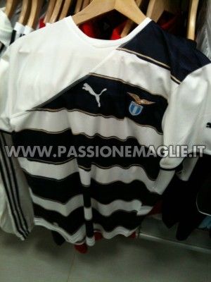 La terza maglia della Lazio a strisce bianche e blu Terza maglia Lazio 2010-11
