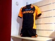La terza maglia della Roma per il 2010-2011 Terza maglia nera Roma