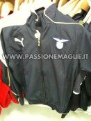 La tuta sociale nera della Lazio