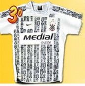 La maglia del Corinthians con le foto dei tifosi