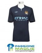 Colore blu notte per la seconda maglia del City Maglia away Manchester City