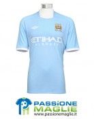 La prima maglia del Manchester City 2010-2011 firmata Umbro Manchester City home 2010-2011