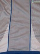 Il dettaglio dei fianchi con i 3 tessuti utilizzati Particolare della nuova maglia vista di lato