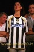 Una modella indossa la maglietta dell'Udinese Prima maglia Udinese