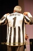 Il retro della maglia bianconera con il numero della Lotto