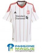Bianca con inserti rossi e neri, ecco la nuova maglia del Liverpool da trasferta Maglia Liverpool away 2010-2011